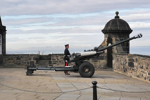 The One oclock gun and a guard stood next to it at Edinburgh Castle